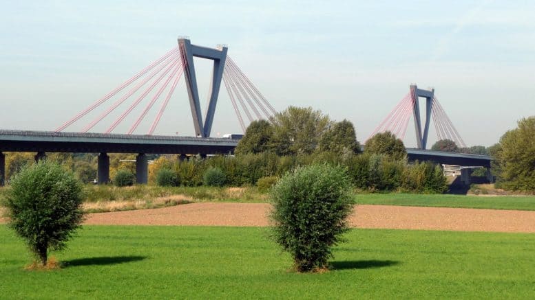 Bundesautobahn 44 - Flughafenbrücke über den Rhein bei Düsseldorf