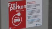 Stadt Düsseldorf - Kostenloses Parken für Elektrofahrzeuge - Parkscheinautomat - Aufkleber - travipay