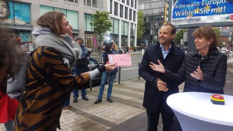 Europawahl - #KölnChallenge - Köln wählt für Europa! Wählen Sie mit - Henriette Reker - Friesenplatz - Köln-Neustadt-Nord