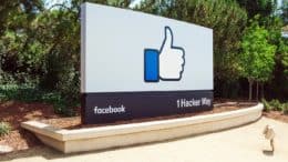 Facebook - Hauptquartier - Vorderansicht - Mauer - Daumen hoch - Like - USA - Kalifornien