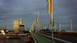 Deutzer Brücke - Richtung Deutz - Christopher Street Day - Flaggen - Köln-Innenstadt/Altstadt-Nord