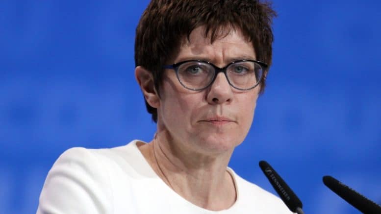 Annegret Kramp-Karrenbauer - Politikerin - CDU - Bundesministerin der Verteidigung