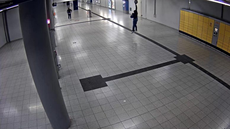 Bielefeld Hauptbahnhof - Bahntunnel - Unterführung - Gleis 8 - Mann - Domkamera beschädigt
