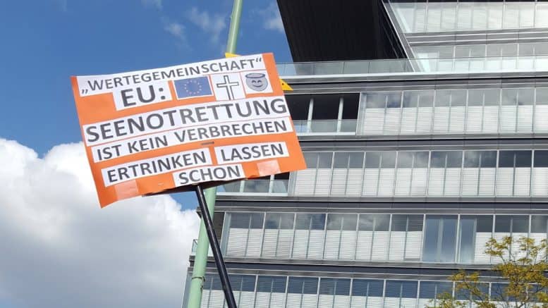 Demonstration - Extinction Rebellion - Plakat - Seenotrettung - Gebäude - Görg - Lanxess AG Unternehmenszentrale - Köln-Deutz