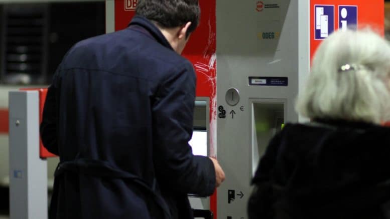 Deutsche Bahn - Fahrkartenautomat - Ticketautomat - Mann - Frau - Bahnsteig