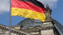 Deutschlandflagge - Reichstagsgebäude - Deutscher Bundestag - Parlament - Berlin