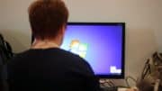 Frau - Schreibtisch - Desktop - PC - Windows