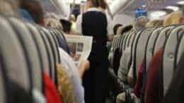 Lufthansa - Flugzeug - Flugbegleiterin - Passagiere - Zeitungen