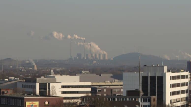 Ruhrgebiet - Stadt - Häuser - Wolken - Hügel