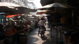 Straßenmarkt - Mann - Motorrad - Thailand
