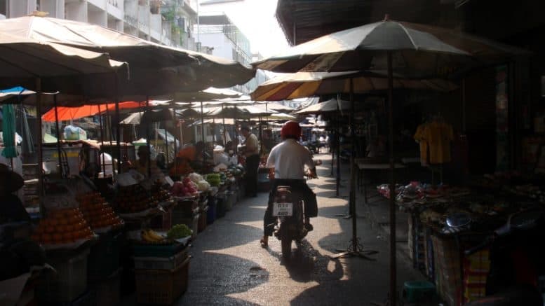 Straßenmarkt - Mann - Motorrad - Thailand