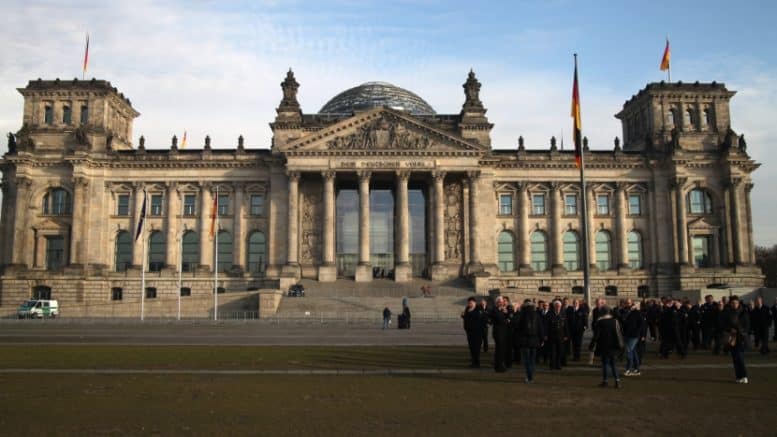 Deutscher Bundestag - Reichstagsgebäude - Berlin - Wiese - Menschen - Flaggen - Deutschland Fahnen