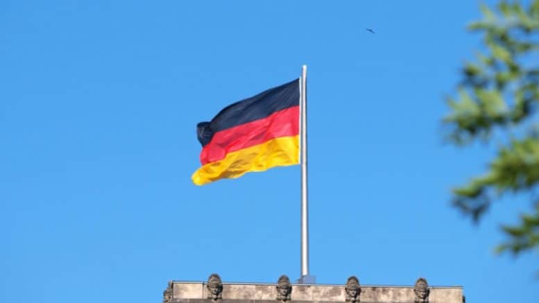 Deutschland-Fahne - Flagge - Dach - Fahnenmast - Fahne