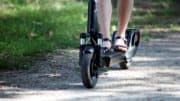 E-Scooter - Circ - Beine - Sandalen - Füße - Person - Weg - Wiese