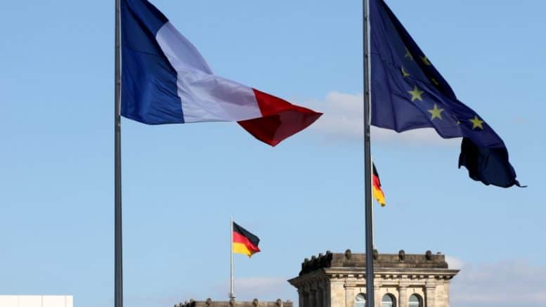 Fahne - Mast - Flaggen - Deutschland - Frankreich - EU - Gebäude - Himmel - Dächer