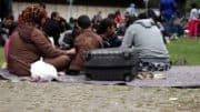 Flüchtlinge - Menschen - Aufnahmestelle - Koffer - Boden - Wiese - Sitzedecke