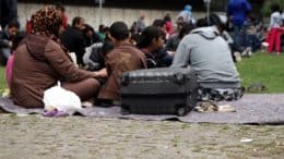 Flüchtlinge - Menschen - Aufnahmestelle - Koffer - Boden - Wiese - Sitzedecke