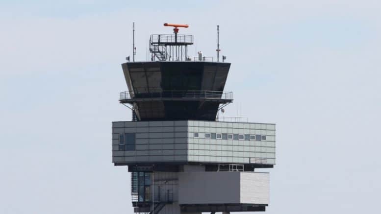Flughafentower - Flughafen - Tower - Luftfahrt - Deutsche Flugsicherung - Himmel