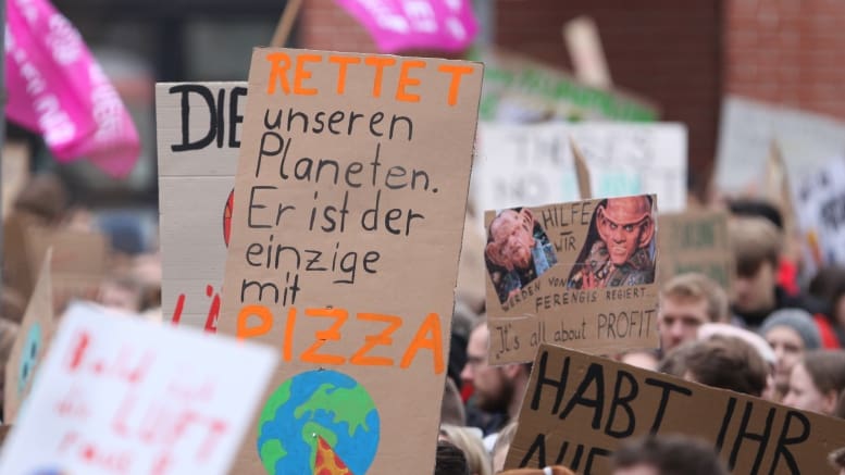 Fridays for Future - Demonstration - Plakate - Menschen - Schüler - Rettet unseren Planeten