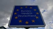 Grenzmarkierung - BRD - Bundesrepublik Deutschland - Deutschland - Schild - Haus