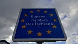 Grenzmarkierung - BRD - Bundesrepublik Deutschland - Deutschland - Schild - Haus