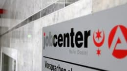Jobcenter - Jobcenter Halle - Saale - Bundesagentur für Arbeit - Schild - Logo - Wand
