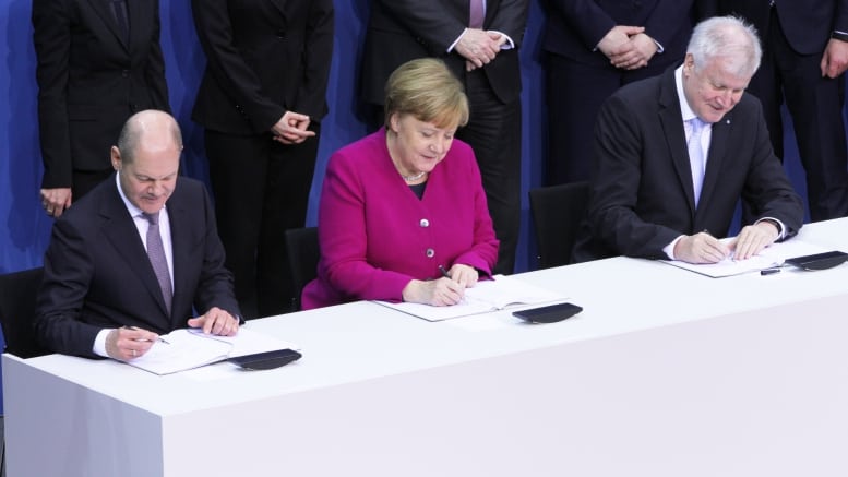 Olaf Scholz - Angela Merkel - Horst Seehofer - Olaf Scholz - Angela Merkel - Horst Seehofer mit KoalitOlaf Scholz - Angela Merkel - Horst Seehofer - Politiker - Koalitionsvertrag 2018-2021 - SPD - CDU - CSU
