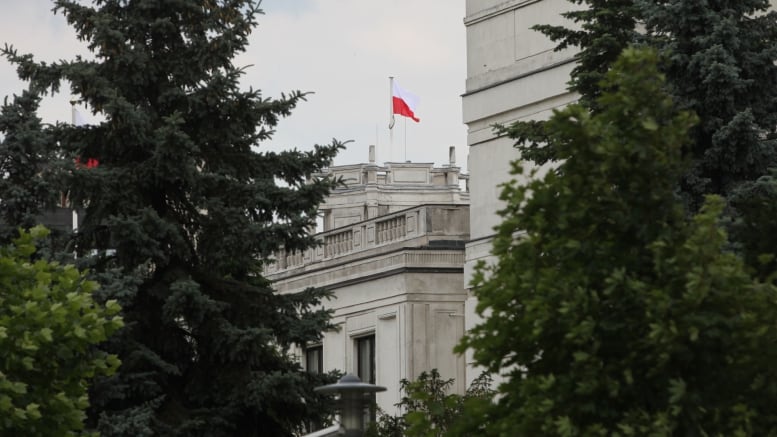 Polnisches Parlament - Parlamentseinrichtung - Flagge - Polen - Warschau