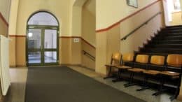 Schulflur - Stühle - Schule - Treppen - Tür