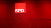 Sozialdemokratische Partei Deutschlands - SPD - Logo - SPD-Logo - Rote Wand - Schild