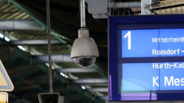 Überwachungskamera - Kamera - Deutsche Bahn - Anzeigetafel - Bahnsteig 1 - Bonn-Hauptbahnhof