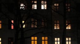 Wohnhaus - Licht - Bäume - Fenster - Gardinen - Wohnungen
