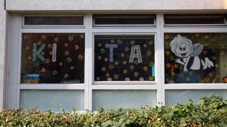 KITA - Kindertagesstätte - Kinderbetreuung - Biene Maja - Fenster - Glas