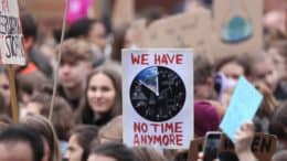 We have no time anymore - Fridays for Future - Plakat - Demonstration - Demonstranten
