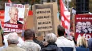 AfD - Protest - Demonstration - Menschen - Plakate - Verraten Verkauft Belogen Betrogen