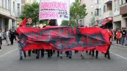 Demonstration - Demonstranten - Protestanten - Plakate - Wohnungen für alle - Mietsteigerung - Zwangsräumung - Berlin