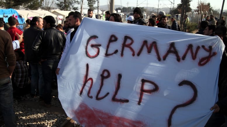 Flüchtlinge - Balkanroute - Bettlaken - Germany help - Menschen