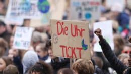 Fridays for Future - Die Uhr Tickt - Demonstration - Protest - Menschen - Personen - Plakate - Demonstranten - Klimaschutz