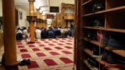 Gläubige - Muslime - Gebet - Menschen - Gebetsraum - Berliner Moschee