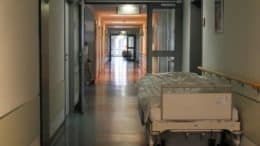 Krankenhaus - Patientenbett - Bett - Krankenbett - Flur - Krankenhaus-Flur
