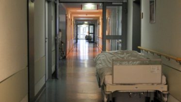 Krankenhaus - Patientenbett - Bett - Krankenbett - Flur - Krankenhaus-Flur
