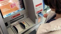 Norisbank - Geldautomat - Filiale - Frau - Bankkarte - Girocard - Deutsche Bank