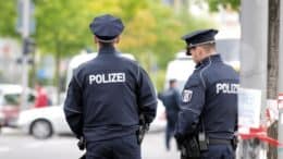 Polizisten - Uniformen - Polizei - Auto - Ampeln - Straße - Männer