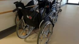 Rollstuhl - Rolli - Fahrstuhl - Hilfsmittel - Krankenhaus - Flur