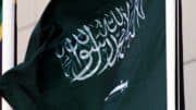 Saudi-Arabien - Flagge - Fahne - grün-weiß - Gebäude - Schrift