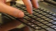 Tastatur - Hände - Finger - Notebook - Laptop - Tasten