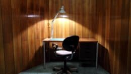 Arbeitsecke - Schreibtisch - Stuhl - Lampe