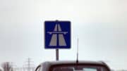 Autobahn - Auto - Schild - Blau - Weiß - Baum - Autodach - Antenne