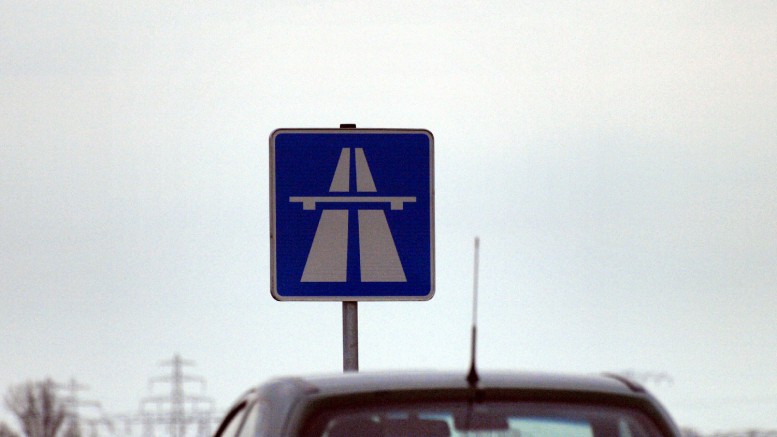Autobahn - Auto - Schild - Blau - Weiß - Baum - Autodach - Antenne