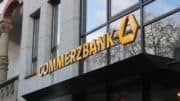 Commerzbank - Logo - Commerbank-Logo - Bank - Gebäude - Fenster - Filiale